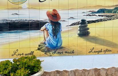 Live, Laugh, Love Beach Guest Home with AC - Foto 36