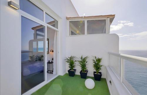 Beachfront Seaview Oasis - Private Terrace & Panoramic Ocean Views - Photo 6