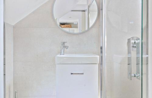 Modern 2 Bedroom Flat with Free Parking - 2 mins from Ascot Racecourse - Foto 4