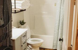 Bell Tower Suite Private Riverfront Stay Near Charleston WV - Foto 7