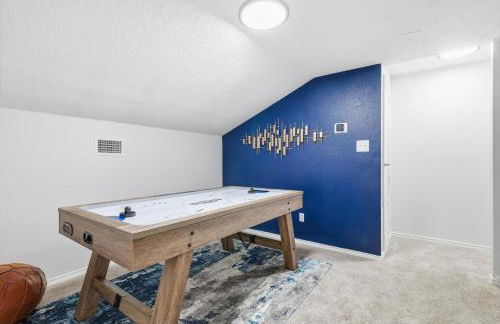 Luxury Living w Backyard Pool Oasis 5BD 3BA - Foto 32