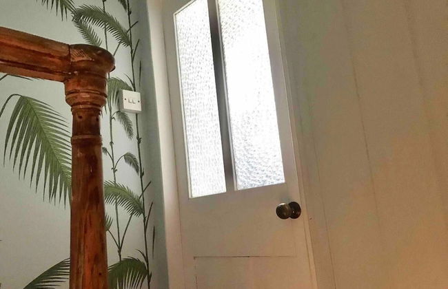 Beachfront Apartment With Woodburner & Courtyard - Photo 20