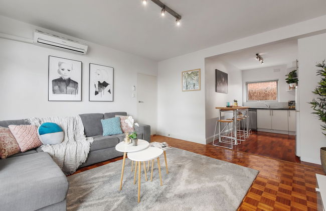 Balcony Retreat Apartment by Ready Set Host - Foto 1