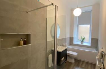 Spacious 2 bed sleeps 5 above traditional music pub - Foto 18