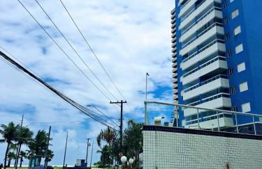 Apto aconchegante beira mar com ar no quarto - Foto 5