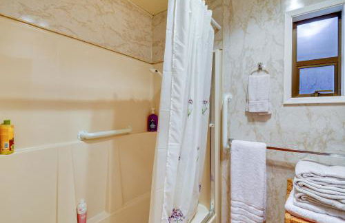 Cozy Washington Retreat with Deck, Walk to Beach! - Foto 13