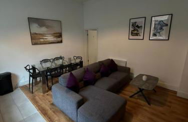City Centre 4 Bedroom Apartment with Terrace Sleeps 10 by StaySavvy Accommodation - Foto 6
