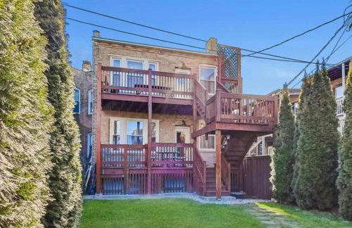 Uptown Bright & Modern Apt - Steps to Lake, Train, Amazing Food & Free Parking - Photo 2