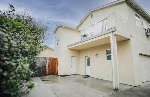 Gorgeous Upstairs Studio with Patio and Laundry - Foto 16
