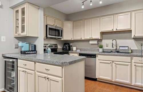 Lakeside Stay Metro, INOVA, Dining & Shops Nearby! - Foto 35