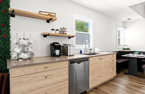 3BR 2BA Derby Home Walk to Churchill Free Parking - Foto 22