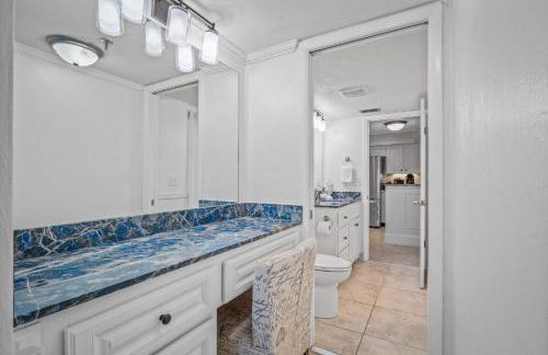 Luxury direct oceanfront corner penthouse with heated pool and garage parking - Foto 31