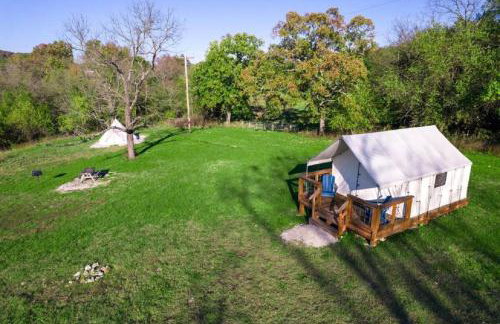 Fantastic Safari Tent Rental Ideal for Glamping in Missouri - Foto 8