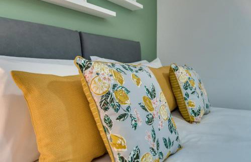 Chic and Bright Apartment Near the Water - Photo 29