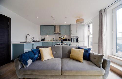 Step Free 2 Bed 2 bath Oasis FlatIClose to David Lloyd Gym with Fully Equipped Kitchen& Parking in DartfordIMins from station and 45 mins into Central London - Photo 29