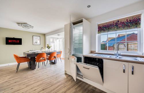 Stunning Detached House with Driveway Parking, Office Room, Self-Check-In, Fast WiFi and Smart TV with Sky and Netflix by Yoko Property - Photo 35