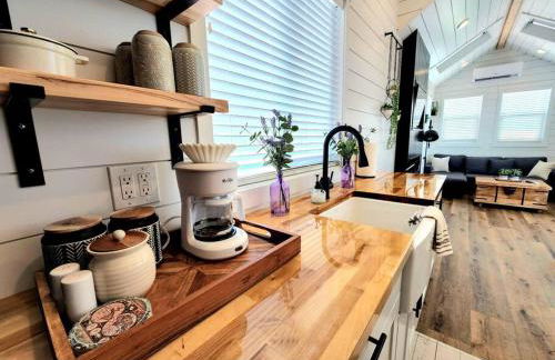 NEW Nook Tiny Home with Deck Firepit Skylights - Foto 11