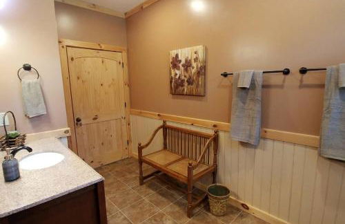 Water's Edge, Covered Porch, Deep Creek as your Backyard Haven, Hot Tub, Pool Table, Fire Pit, Close to Town & Entrance to National Park - Foto 29