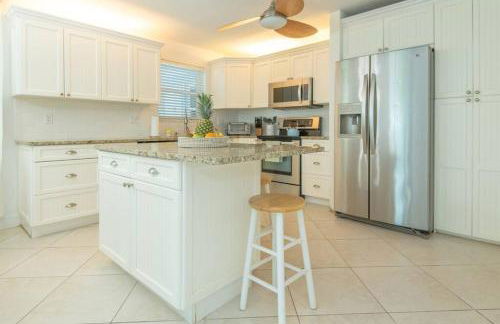 Coastal 2BD Beach Access Condo - Steps to Ocean - Foto 5