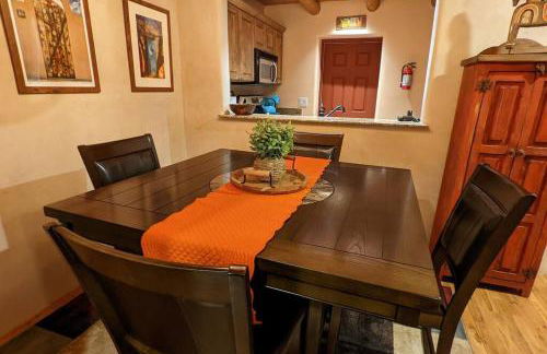 Enchanted Casita with Private Outdoor Hot Tub and Patio, Near Santa Fe Plaza, Sleeps 4 with free parking - Foto 22