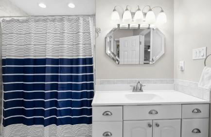 Lakefront Home w Pool, Dock, Fire Pit & Game Room Sip, Sip Away by Avantstay - Foto 74