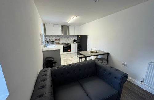 Modern Central Apartments with Balcony - Photo 5