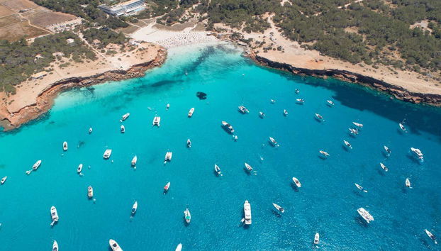 Vistas aéreas de los barcos en Cala Saona