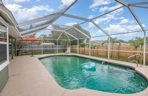 Spacious Luxury Pool Home Oasis - 8mi to Airport - Foto 23