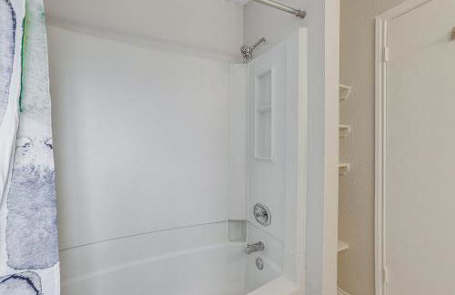 Lake-View Townhome with Pool Access in Houston Area! - Foto 17