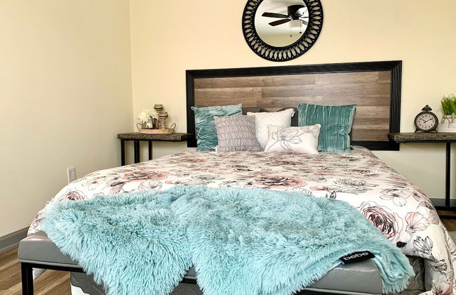 The Eastside Manor - Private Yard & Parking, Near Falls & Casino by Niagara Hospitality - Photo 5