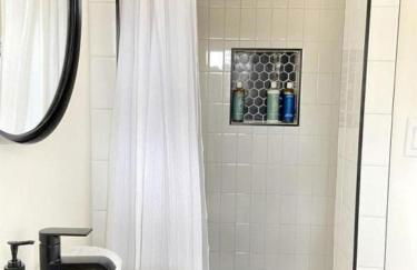 Efficiency-Style Cabin with Spa Lovely for a Couples Escape in Hunt, Texas - Foto 37