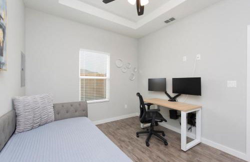 La Querencia on Zinnia w Fast Wifi & Workspace - Photo 4