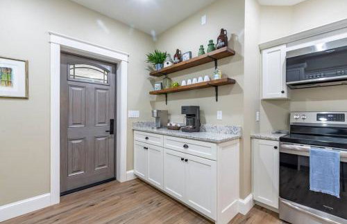 The Queen Place - Updated-Private Backyard - Foto 11