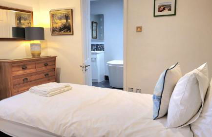 East Wing Cottage - Peaceful Village Retreat with Tennis Court Access - Foto 25