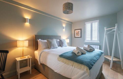 Central Whitchurch - Lowcross House Guest Bedroom 5 - Photo 1