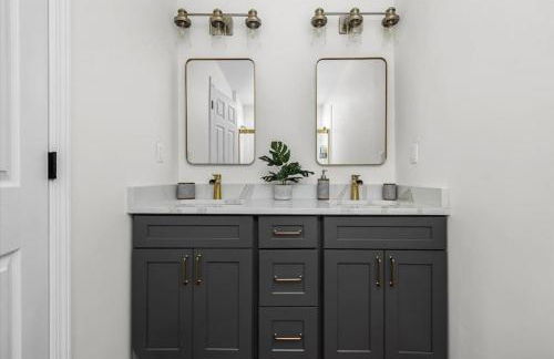 Comforting Lakeside Retreat in Gated Community - Foto 17