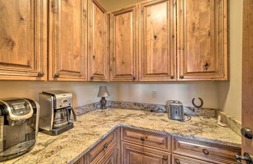 Stunning Ski-InandSki-Out Penthouse Condo with Hot Tub - Foto 1