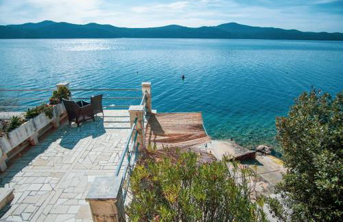 3 Bedroom Beach House with private sea access - Photo 23