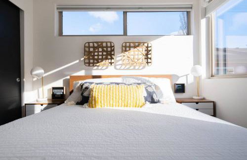 Walk to Restaurants from a Designer Cap Hill Home - Foto 10