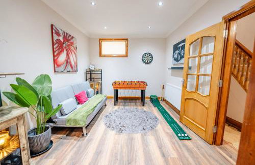 4BR 2Bath Home -Hot Tub, Free Parking & Games Room - Foto 20