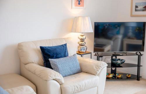 Coastal Escape with Balcony & River Dart Views - Foto 13