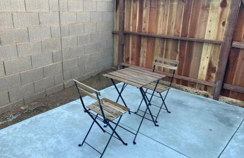 Country-Style Modern Living Suite w/Queen Bed - Foto 6