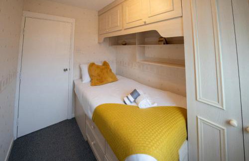 Spacious 3BR House By Kammili Properties in Westhoughton - Free Parking - Photo 20