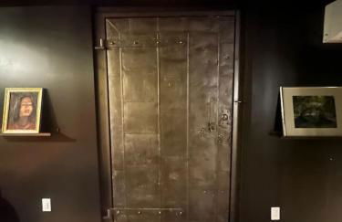 The Vault - Hidden Playroom For Couples - Private Hot Tub - Mountain Views - Riverfront - Foto 16