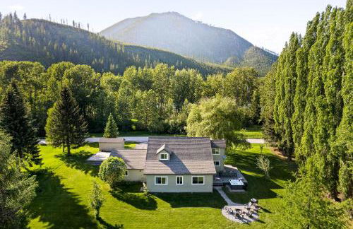 Lux Fly-Fishing Haven near Glacier Park - Hot Tub - Foto 39