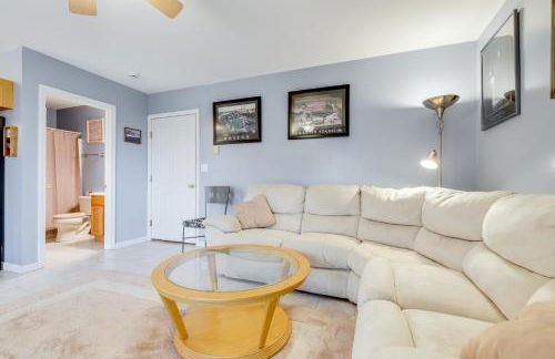 Walk to Eastern Point Beach Apt with Water View! - Foto 6