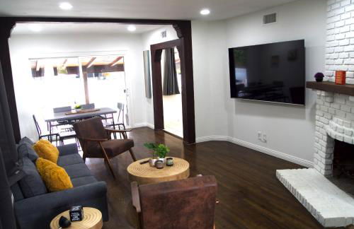 Cozy 3BR Home With Pool, Yard, Garage, and 80 inch TV! - Foto 16