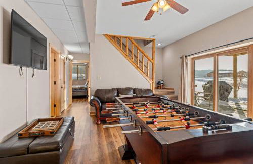 Spacious 4BR Cabin • Sleeps 12 • Games •Near Dells - Foto 13