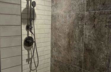 Artistic Retreat, King Suite with Private Balcony! - Foto 12