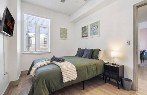 Bright Uptown Bliss - Free Parking, Walkable, Views - Foto 28
